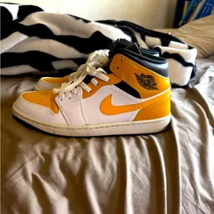Nike Air Jordan 1 Mid 9.5 mens university gold lace up athletic shoes thumbnail 5