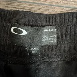 Oakley Active Workout Shorts Black Blue Logo Regular Fit Medium Gym Running thumbnail 2