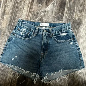 Abercrombie and Fitch the boyfriend short mid rise curve love size 27/4 thumbnail 1
