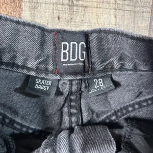 BDG Urban Outfitters Black Denim Skater Baggy High Rise Cutoff Shorts Size 28 thumbnail 4