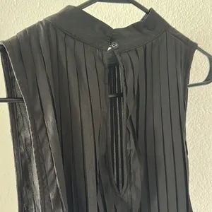 Nasty Gal Mock Neck Pleated Sleeveless Blouse Size M thumbnail 4