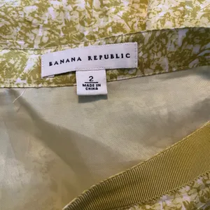 Banana Republic Chartreuse Floral Silk‎ Pleated Lined A-Line Skirt Size 2 thumbnail 3