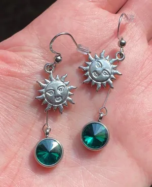 stainless steel sun & green glass beads boho retro vintage style dangle earrings🌞💚 thumbnail 4