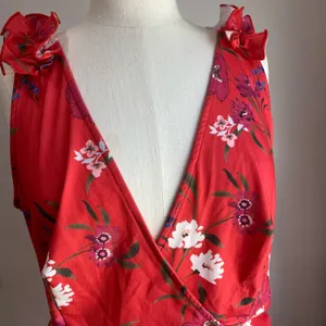 Fashion To Figure Red Floral Form Fitting Ruched Sides V Neck Mini Dress‎ Size 1 thumbnail 4
