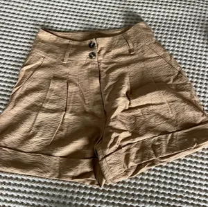 Tan linen shorts with vertical pleats #linenlove #summer thumbnail 1