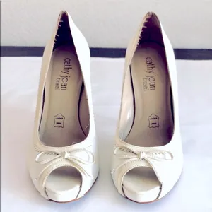 Cathy Jean Creamy Off-White High Heels Pumps: w/ Open Toe & Bow Accent, Leather, Wmns Sz. 7 thumbnail 3