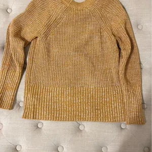 Gold sweater thumbnail 2