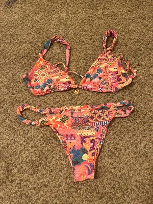 &merci Vibrant floral bikini set perfect for summer. Features a mix of red, pink, and blue hues for a standout look at the beach or pool. thumbnail 5