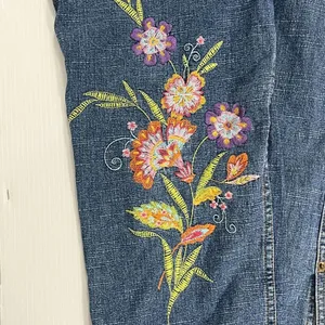 FIBERS Floral Embroidered Denim Flare Jeans Womens Size 8 Boho Hippie thumbnail 4