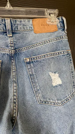 H&M Boyfriend Ripped Jeans thumbnail 4