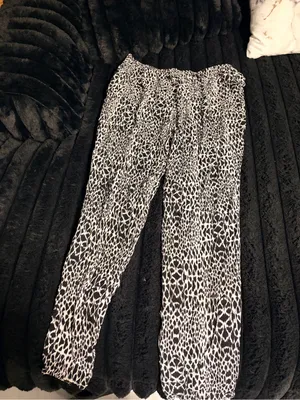 PINK Victoria's Secret Black & White Animal Print Wide-Leg Pants thumbnail 5