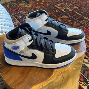 🆕 Nike Air Jordan 1 Royal Black Toe special edition thumbnail 4