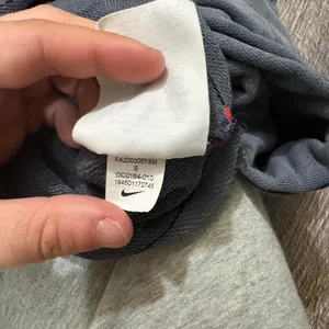 Nike Cropped Hoodie Womens Small Gray Mineral Wash Pink‎ Graphic Sweatshirt thumbnail 4