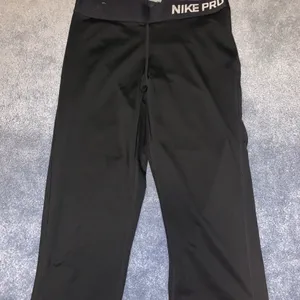 Nike Crop Leggings thumbnail 1