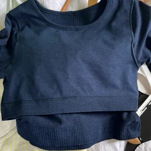 Lululemon ribbed Navy long sleeved crop top. Size 6 thumbnail 5