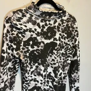 Anthropologie Pilcro Printed Long Sleeve Turtleneck - size Small thumbnail 4