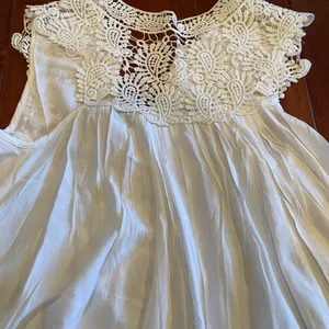 White Top with Lace Detailing Size M thumbnail 4