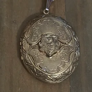 Vintage Large Locket Pendant Necklace Gold thumbnail 3