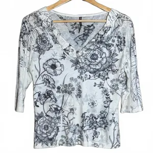 Mushka Sienna Rose Women's White Black Floral V-Neck Top Size PM thumbnail 1