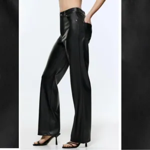 NWOT Zara 90s Wide Leg Faux Leather trousers size 6 thumbnail 3