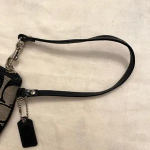 Vintage Coach Signature Black and Cream Wristlet thumbnail 6