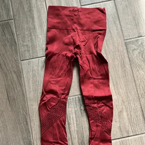 Alaska dark red leggings thumbnail 4