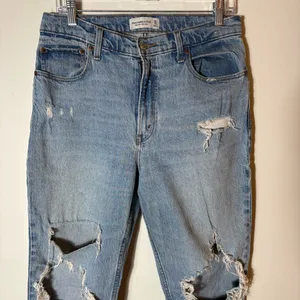 Abercrombie & Fitch High Rise Mom Jeans‎ Distressed Light Wash Size 30 / 10R thumbnail 2