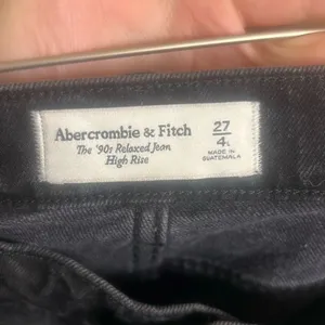 ✨Abercrombie & Fitch High Rise 90s Relaxed Black Sz 27/4L Jeans✨ thumbnail 7