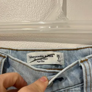 Abercrombie High Rise‎ Cutoff Shorts Size 26 Light Wash Distressed Denim thumbnail 6