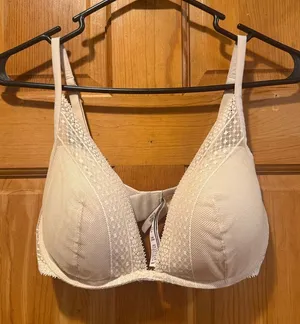Victoria’s Secret incredible plunge bra size 34DD. thumbnail 1