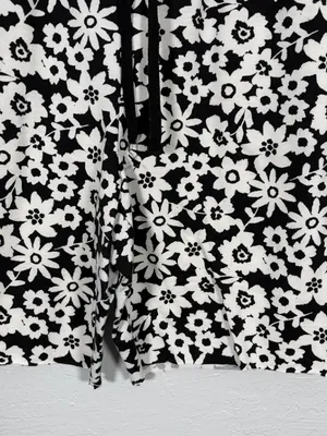 Lularoe Women L Black White Floral Jamie French Terry Shorts Pockets Drawstring thumbnail 2