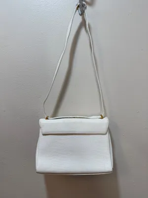 Chic de Paris Structured Textured Gold Toned Hardware Vintage Shoulder Bag thumbnail 8