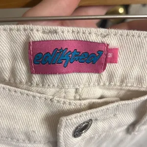 ✨EDIKTED Jayda Low Rise Beige Sz Medium Jeans✨ thumbnail 8