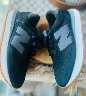 New Balance used Unisex 237 Fashion Sneakers Size in Men's 6.5 & Women’s size 8 thumbnail 1