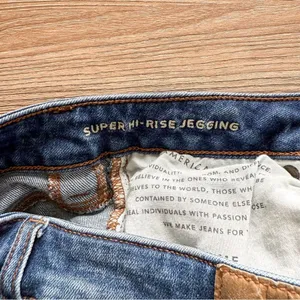 American Eagle Medium Wash Super High Rise Distressed Jegging Size 2 thumbnail 8