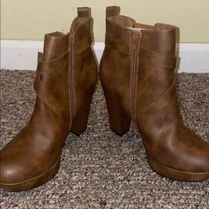 Womens New Dominique Nicole Brown Ankle Heeled Booties thumbnail 2
