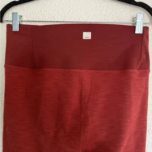 Vuori Lux Rib Studio Leggings Currant Heather burnt red color size large thumbnail 5