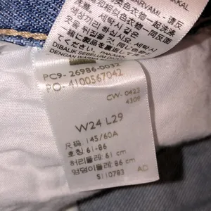 Levi’s high waisted MOM jeans distressed size 24 thumbnail 6
