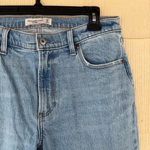 Abercrombie & Fitch - The Baggy Low Rise Jean thumbnail 2