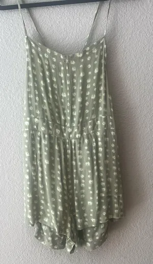Sisstrevolution Romper – Size L Light and breezy romper in a soft sage green with white floral polka dot print. Made by Sisstrevolution, known for its beachy, boho style. Adjustable spaghetti straps, flowy fit, and lightweight fabric – perfect for summer days or a casual day out. Size: Large | In excellent condition Only one available! #SisstrevolutionStyle #RomperSeason #SizeL #BohoVibes #SecondHandWithStyle #EllaSecondLife #PreLovedFashion #LightAndLovely #BeachyLook thumbnail 1