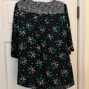 Ann Taylor chiffon navy and Green Women's Top floral flowy blouse keyhole top thumbnail 6