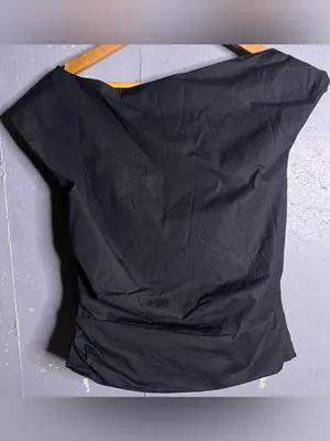 Good American One-Shoulder Poplin Top in Black. Size Large thumbnail 4