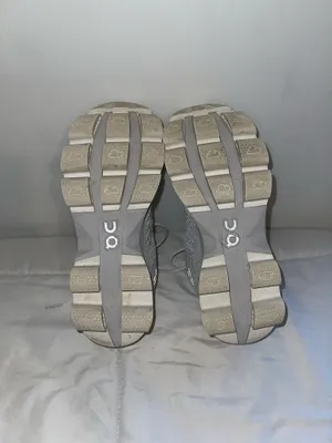 On Cloud Running Shoes Women’s 8 thumbnail 9
