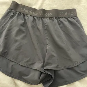 Outdoor voices BLACK Relay shorts. Size Small. thumbnail 5