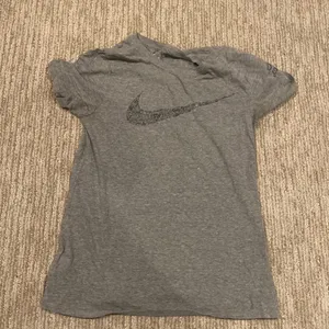 Nike gray tshirt thumbnail 1