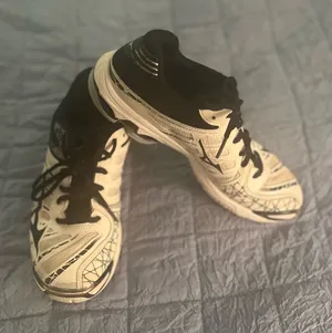 Mizuno Wave Voltage Volleyball shoes Women’s 9.5 thumbnail 1