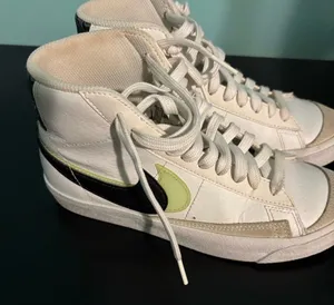 Nike sneakers 4.5 thumbnail 1