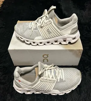 ON CLOUDSWIFT gray white running athletic training lace up shoes sneakers sz 8.5 thumbnail 1