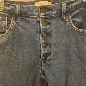 Abercrombie Women’s Size 10/30 “The Mom” High Rise Med Wash Jeans With Raw Hem thumbnail 3