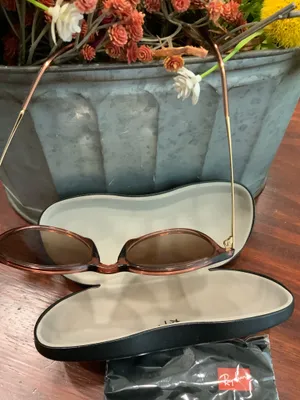 Authentic Ray-Ban sunglasses featRay-Ban Sunglasses with Case and Cleaning Cloth thumbnail 2